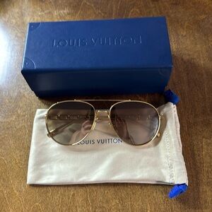 NEW Louis Vuitton Chain Pilot Sunglasses!! Box and dust bag …